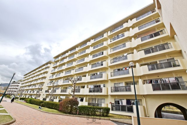 夙川ビューハイツC棟の外観|阪急神戸線「夙川」駅徒歩14分の立地×総戸数236戸のビックコミュニティ！即日内覧可能です。皆様からのご連絡を心よりお待ちしております。