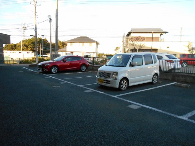 メゾン・ラークの駐車場