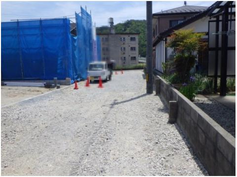 新築戸建　吉田町常友（Ｎｏ．3／Ｎｏ．３）の前面道路含む現地写真