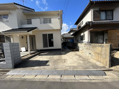 【駐車場】 | ★全居室8帖以上★唯一無二の素敵4LDK★東区鉄★ | 室内ぴかぴか、設備新品に生まれ変わった唯一無二の戸建てです。