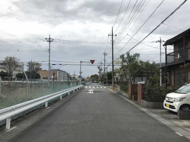鴻巣市ひばり野１丁目の中古一戸建の前面道路含む現地写真