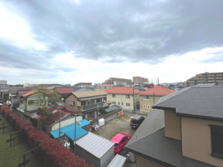 【展望】 | 【 View 】
木の暖かさをより感じさせてくれる太陽の光、一日の始まりを心地よく演出してくれます。窓から入る気持ちのいい風で、活力がみなぎることでしょう。