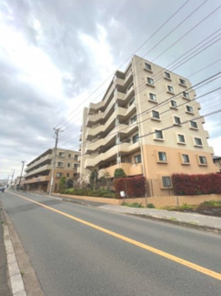 【外観】 | 【 Appearance 】
存在感のある建物は、居住者の拠点としてずっと価値を持ち続ける。今もそこでじっと佇み、居住者の安全や安心を守ってくれています。