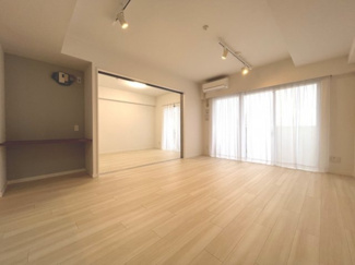 【外観】 | 【 Living　room 】
木の暖かさを感じられ、団欒とした生活を送ることができるリビングルーム。気持ちのいい日の光の下、ゆっくりとしたくつろげる時間を楽しみませんか？