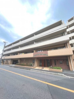 【エントランス】 |  【 Entrance 】
居住者の帰りを最初に待っていてくれるエントランス。その壮大な佇まいとは裏腹に、入ると静寂な空間が続いています。プライベートがしっかりと守られている証です。