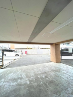 【駐車場】 | 大きな車でも簡単に駐車できるスペースが確保されています。
