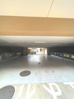 【駐車場】 | 敷地内駐車場は広い道を確保しており、駐車しやすい環境になっています。