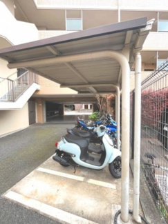 【駐車場】 | 駐車場を抜けた場所にバイク置き場がございます。