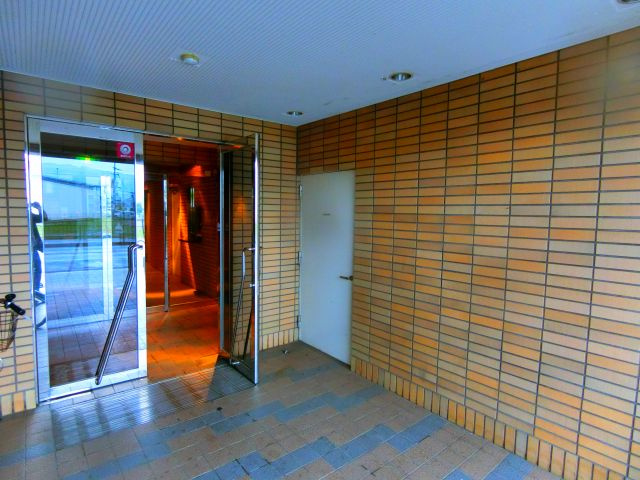 メゾンアザレアのエントランス