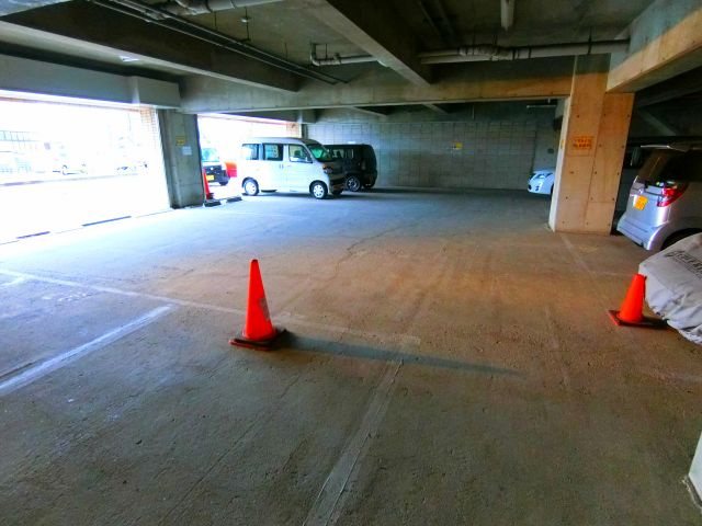 メゾンアザレアの駐車場