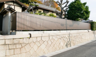 【前面道路含む現地写真】 | ★東区宍甘★7SDKの立派な古民家★ | 立派な梁の蔵（倉庫）のある古民家です。