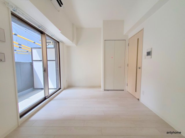 ソルテラスNAMBAサウスフィール　仲介手数料無料の居間・リビング