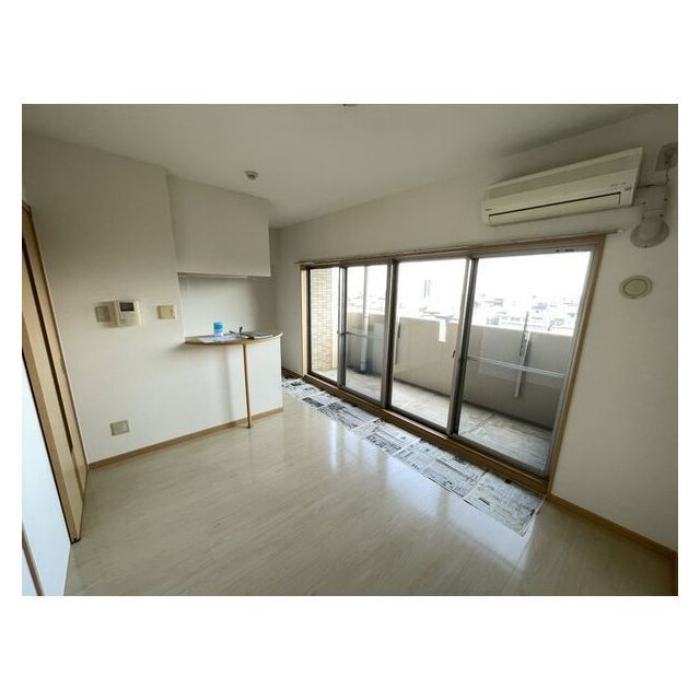 岐阜市庵町のアパートの居間・リビング