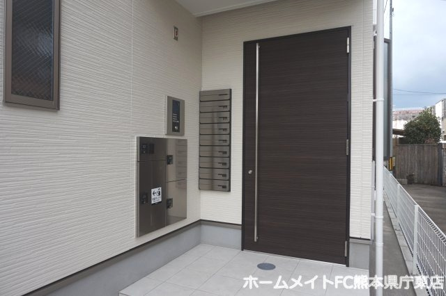 熊本市中央区黒髪２丁目のアパートのエントランス