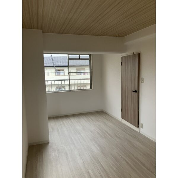 暁タウンの洋室
