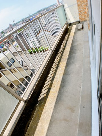 暁タウン西棟のバルコニー