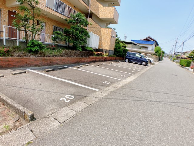 暁タウン西棟の駐車場