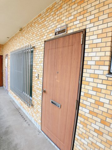 暁タウン西棟の玄関