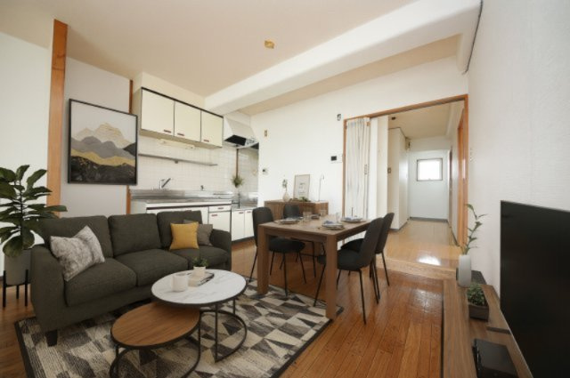 暁タウン西棟の居間・リビング|バーチャルステージングの写真となります。家具家電等は付帯しません。参考にご覧くださいませ。