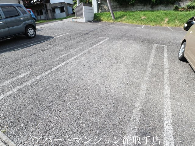 TNサニーハイツの駐車場