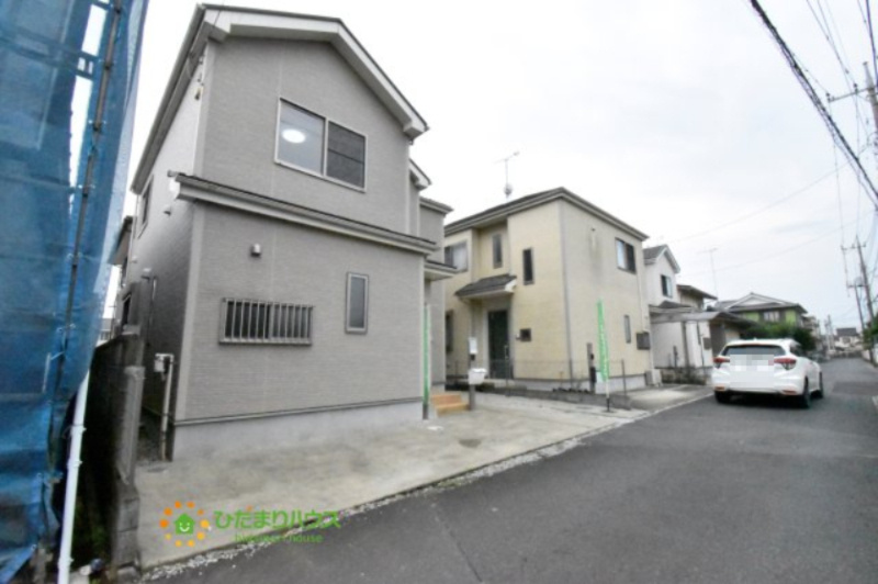 北本市東間5丁目　中古一戸建ての前面道路含む現地写真
