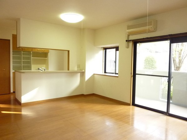 エバーライフネアシティ久留米弐番館の居間・リビング|ゆったりとした居間です