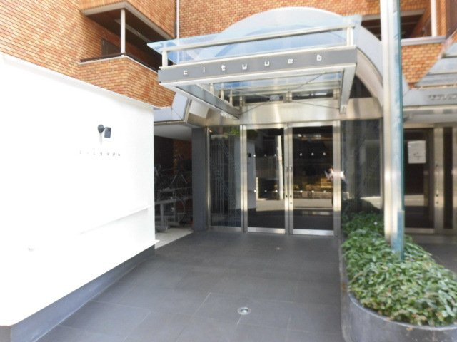 大阪市天王寺区上本町５丁目の賃貸マンションのエントランス