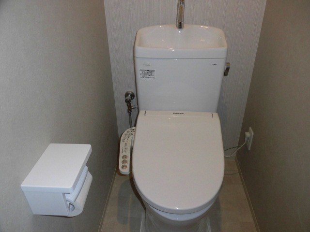 大阪市天王寺区上本町５丁目の賃貸マンションのトイレ