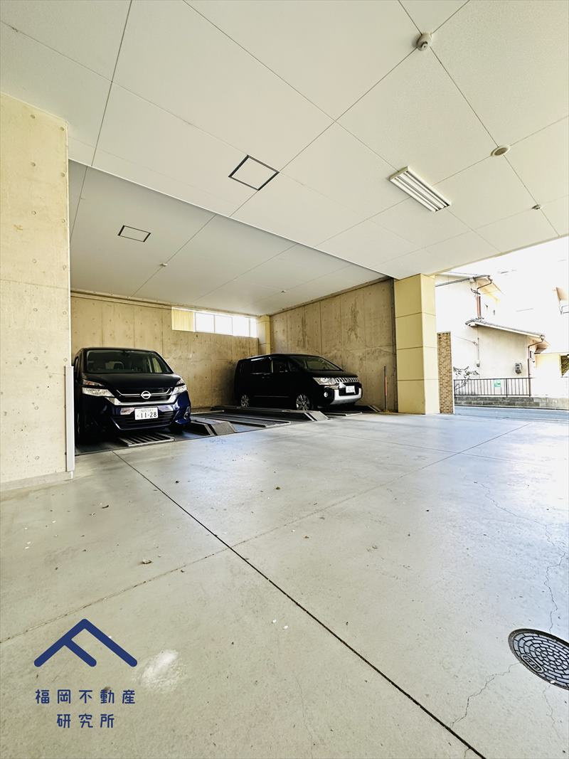 アメックス西新南パークヒルズの駐車場