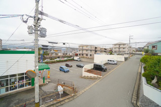 【周辺】 | 【穏やかな街並みの眺望】
バルコニーから見える穏やかな街並み
爽やかな風と柔らかく降り注ぐ陽光を感じて頂けます。心地良い開放感が暮らしにゆとりと充足感をもたらします