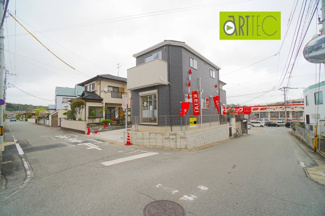 【前面道路含む現地写真】 | 【前面道路】
前面道路は毎日の駐車の出し入れで大事なポイントです！
車種によっても便利・不便がありますのでご確認ください♪