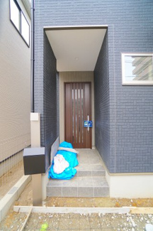 【エントランス】 | 【エントランス】
玄関ドアはお洒落な色を採用
日々の帰宅も今とは違う空間に