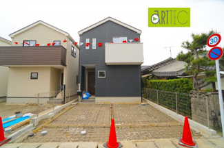 【駐車場】 | 【駐車スペース】
日々の暮らしにマイカーが必要。そんな方は物件の購入条件に駐車場は必須です。通勤に、家族のお迎えに、お買物に、おでかけに、クルマライフを楽しみたい方に。