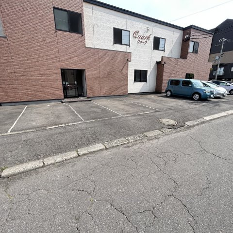 クオークの駐車場