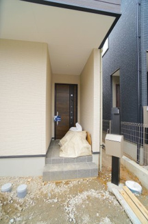 【エントランス】 | 【エントランス】
玄関ドアはお洒落な色を採用
日々の帰宅も今とは違う空間に