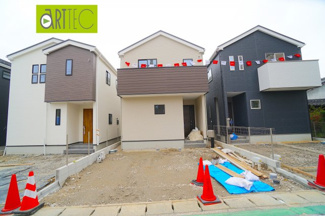 【外観】 | 【駐車スペース】
日々の暮らしにマイカーが必要。そんな方は物件の購入条件に駐車場は必須です。通勤に、家族のお迎えに、お買物に、おでかけに、クルマライフを楽しみたい方に。