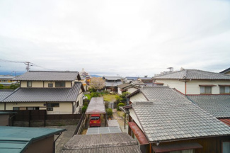 【展望】 | 【穏やかな街並みの眺望】
バルコニーから見える穏やかな街並み
爽やかな風と柔らかく降り注ぐ陽光を感じて頂けます。心地良い開放感が暮らしにゆとりと充足感をもたらします