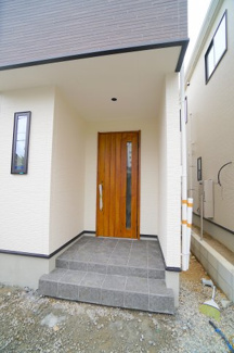 【エントランス】 | 【エントランス】
玄関ドアはお洒落な色を採用
日々の帰宅も今とは違う空間に