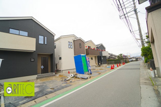【前面道路含む現地写真】 | 【前面道路】
前面道路は毎日の駐車の出し入れで大事なポイントです！
車種によっても便利・不便がありますのでご確認ください♪