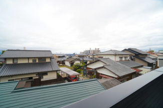 【展望】 | 【穏やかな街並みの眺望】
バルコニーから見える穏やかな街並み
爽やかな風と柔らかく降り注ぐ陽光を感じて頂けます。心地良い開放感が暮らしにゆとりと充足感をもたらします