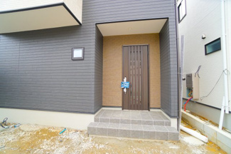 【エントランス】 | 【エントランス】
玄関ドアはお洒落な色を採用
日々の帰宅も今とは違う空間に