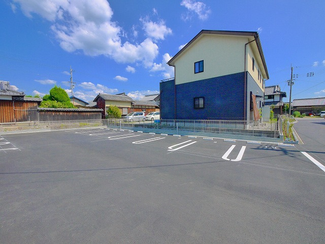 フェリーチェの駐車場