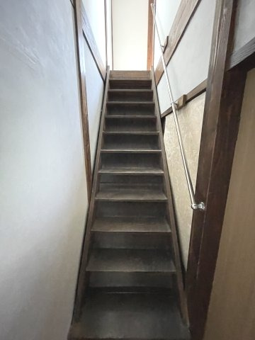 厳木売家の内装