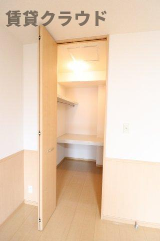 クレアールの収納|洋服以外にも小物や大きいスーツケースまで収納できて便利です♪