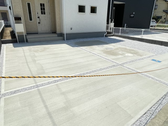 藤岡市岡之郷第3（全4棟）2号棟の駐車場|美しい街並みの分譲地です。車の出し入れもラクラクなカースペース及び広々な前面道路です。 車の運転が苦手な奥様もこれなら安心です(^▽^)/