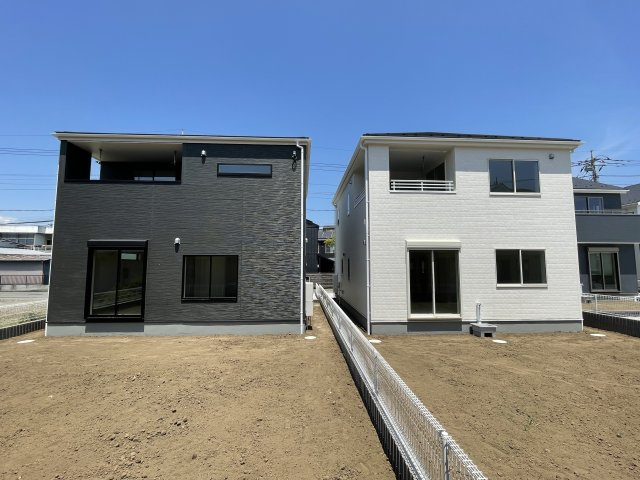 藤岡市岡之郷第3（全4棟）2号棟の外観|隣地との距離も保ちながらも綺麗な街並みに溶け込みました！ 駐車スペースやお庭も十分に確保しています！