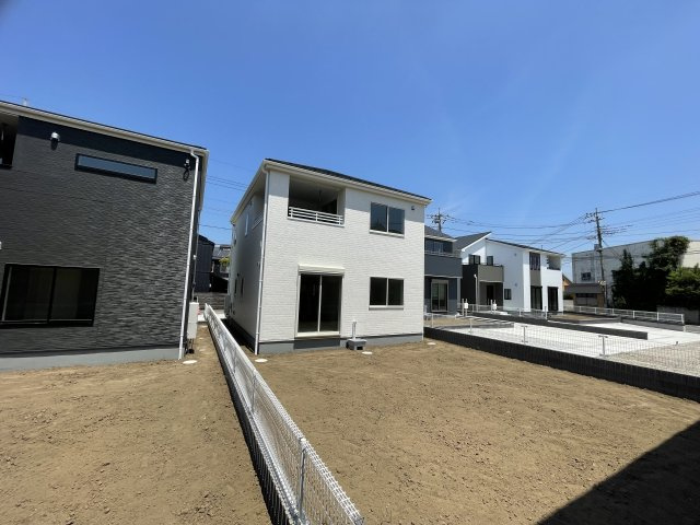 藤岡市岡之郷第3（全4棟）2号棟の外観|隣地との距離も保ちながらも綺麗な街並みに溶け込みました！ 駐車スペースやお庭も十分に確保しています！