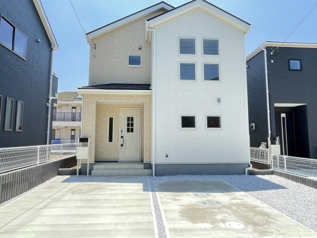 藤岡市岡之郷第3（全4棟）2号棟の外観|ナチュラルで飽きの来ないデザインは流行に左右されない家の形です。外構も綺麗に仕上がっています(^▽^)/
