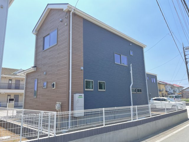 藤岡市岡之郷第3（全4棟）3号棟の外観|隣地との距離も保ちながらも綺麗な街並みに溶け込みました！ 駐車スペースやお庭も十分に確保しています！