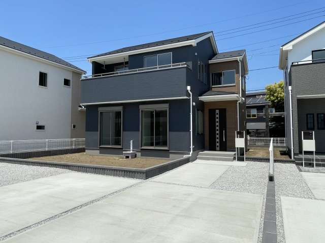 藤岡市岡之郷第3（全4棟）3号棟の外観|隣地との距離も保ちながらも綺麗な街並みに溶け込みました！ 駐車スペースやお庭も十分に確保しています！